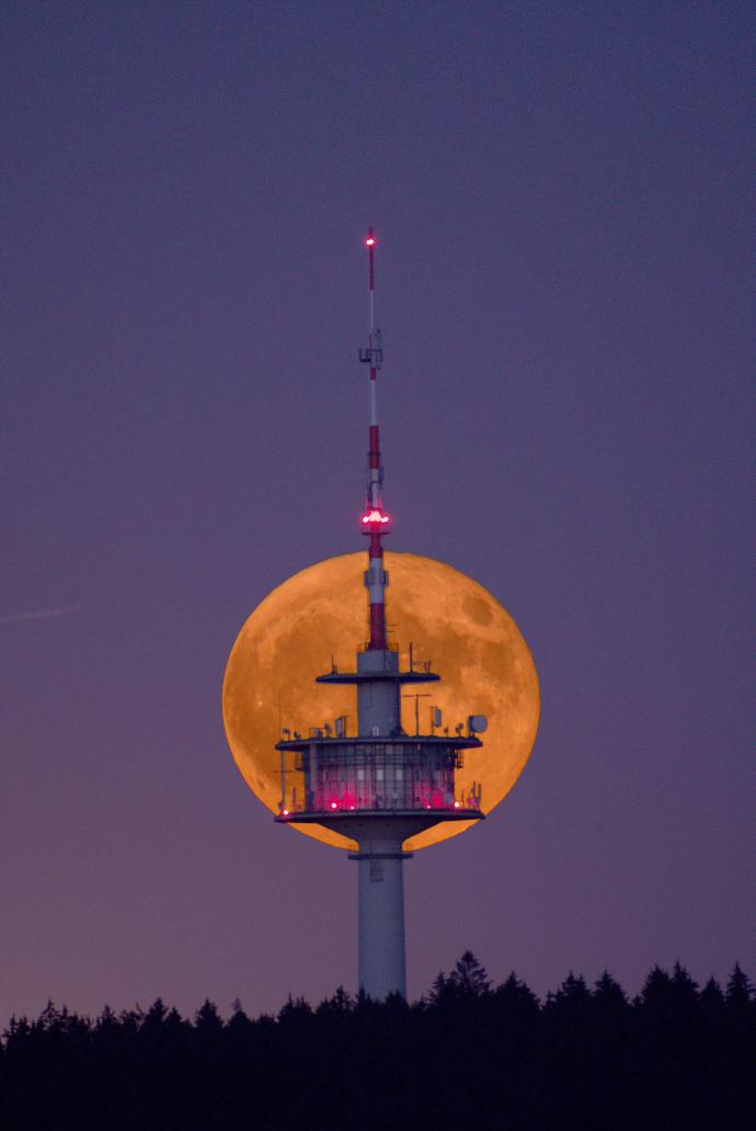 Mond und Sendeturm auf dem Fischerberg bei Weiden   Bild: Hermann Schwarzer