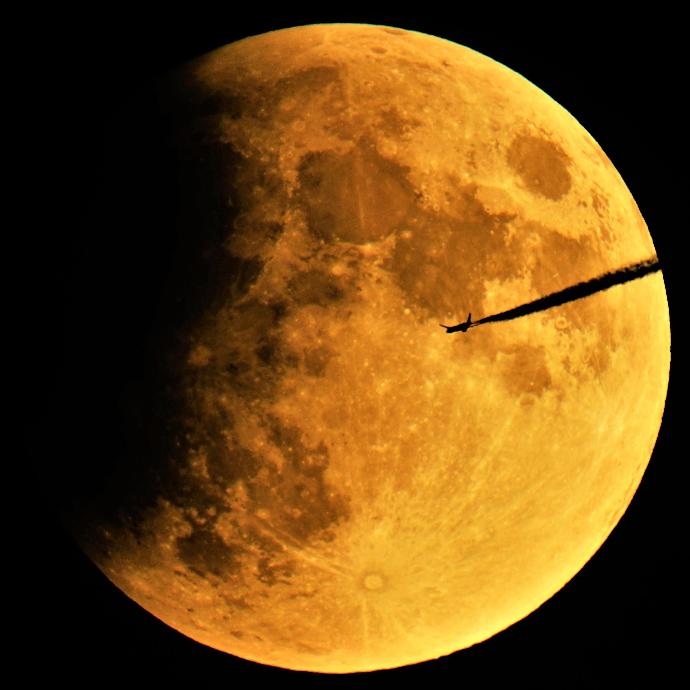 Mond und Flugzeug - ein Schnappschuss!  Bild: Hermann Schwarzer