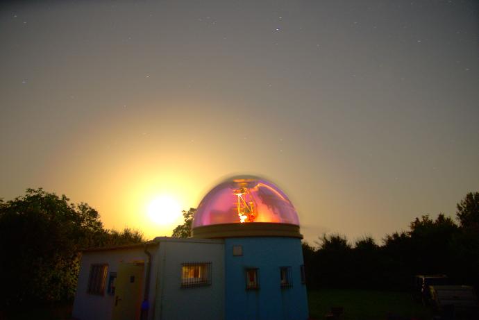 Die Sternwarte Tirschenreuth mit "durchsichtiger" Kuppel - das Bild entstand durch Drehung der Kuppel während der langen Belichtungszeit.  Bild: Hermann Schwarzer